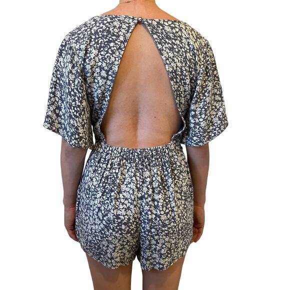 Abercrombie & Fitch Women Gray V Neck Floral Open Back Romper Size Small Pockets - Picture 3 of 9